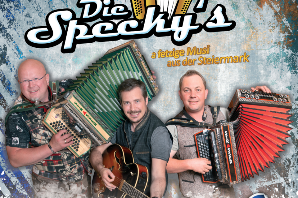 Drei Männer mit Akkordeons und einer Gitarre stehen auf einem bunten Hintergrund. Sie präsentieren sich als die Band "Die Specky’s" aus der Steiermark.