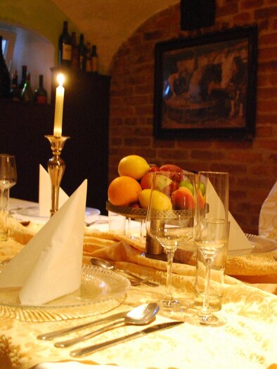 Ein elegant gedeckter Tisch mit Kerzen und frischem Obst. Die Atmosphäre ist gemütlich und einladend. | © Stadtkeller
