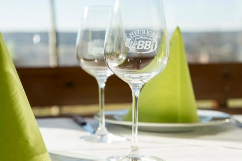 Ein eleganter Tisch mit Weingläsern und grünen Servietten. Die Atmosphäre ist einladend und freundlich. | © Bergmann