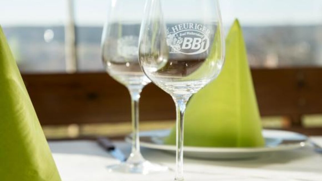 Ein eleganter Tisch mit Weingläsern und grünen Servietten. Die Atmosphäre ist einladend und freundlich. | © Bergmann