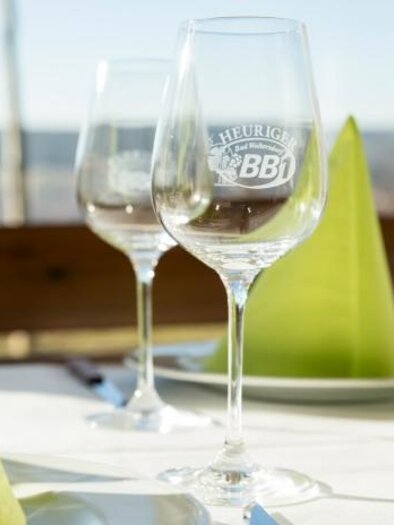 Ein eleganter Tisch mit Weingläsern und grünen Servietten. Die Atmosphäre ist einladend und freundlich. | © Bergmann