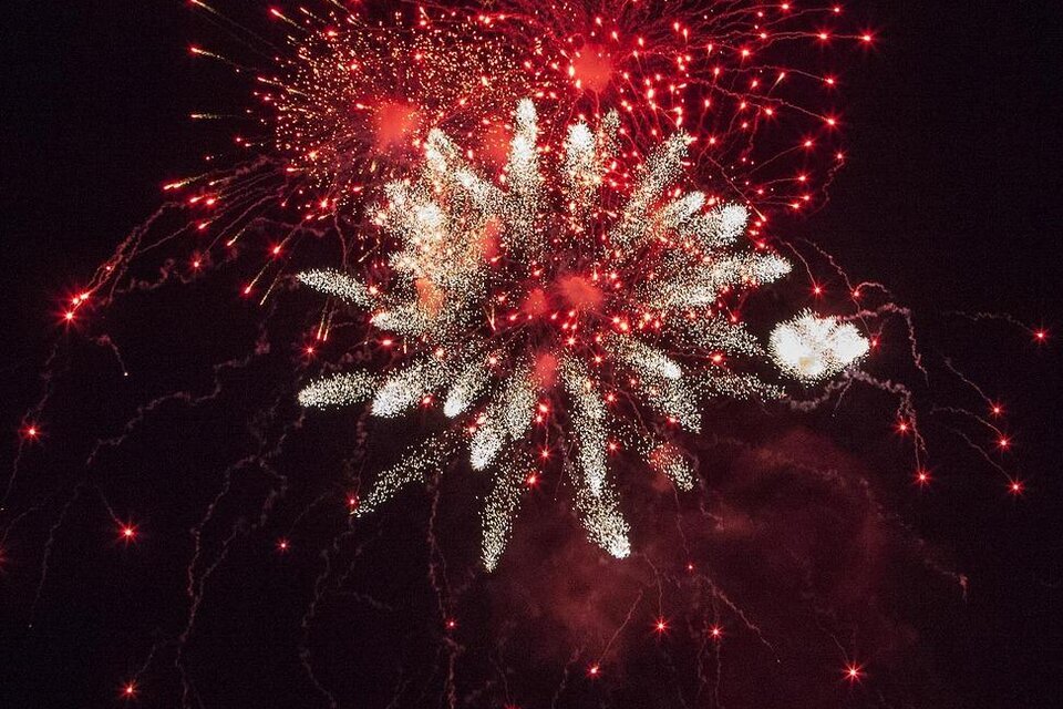 zu sehen ist eine Silvesterrakete im Nachthimmel. | © Pixabay