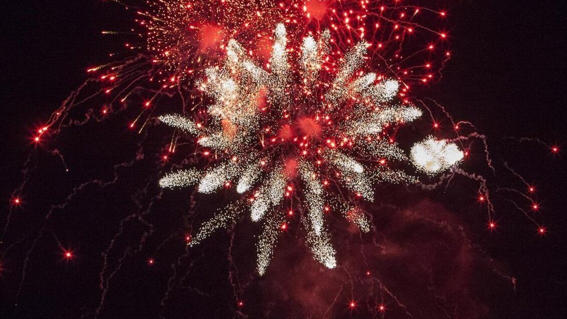 zu sehen ist eine Silvesterrakete im Nachthimmel. | © Pixabay