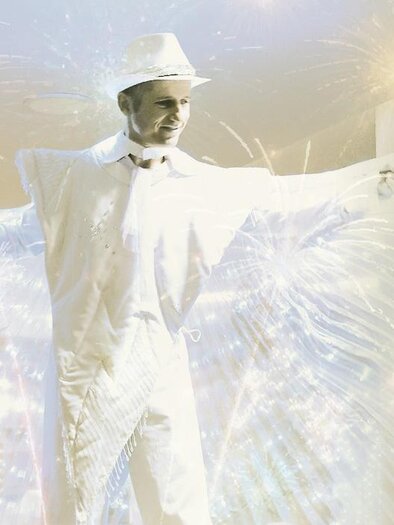 An artist in a white suit puts on an impressive performance. Sparks and lights create a festive atmosphere. | © Das Sonnreich