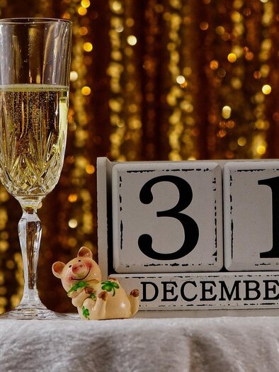 Zwei Sektgläser stehen neben einem Kalender, der den 31. Dezember zeigt. Ein kleines Dekorationsstück in Form einer Maus liegt davor. | © Pixabay