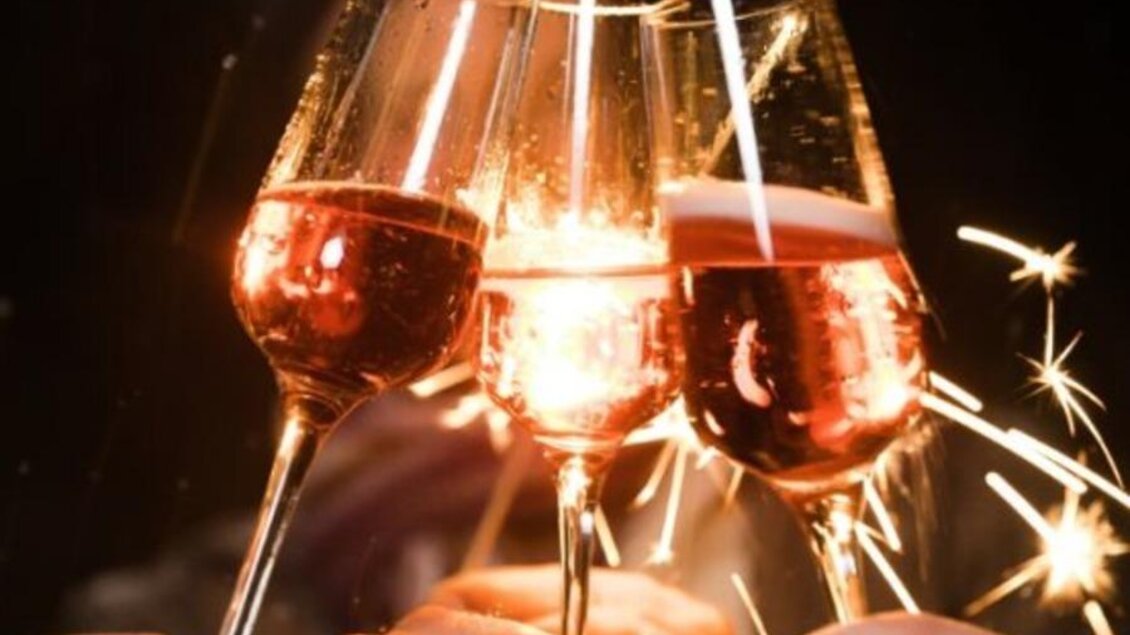 Drei Gläser mit Sekt werden angestoßen, während Funken sprühen. Eine festliche Stimmung in der Nacht. | © Lupi Spuma