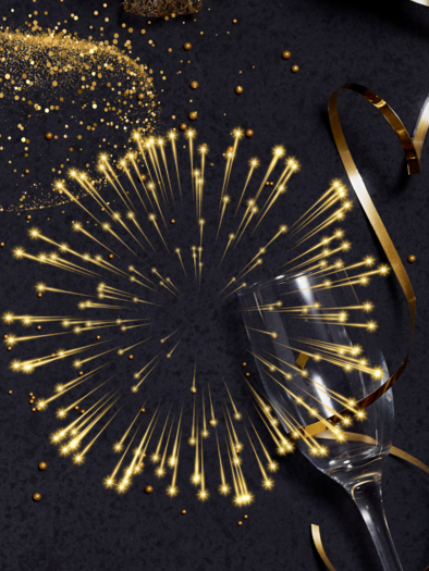Ein festlicher Hintergrund mit funkelnden goldenen Effekten und einem eleganten Sektglas. Dazu glänzende goldene Ribbons und eine feierliche Atmosphäre. | © Thermenhotel Stoiser