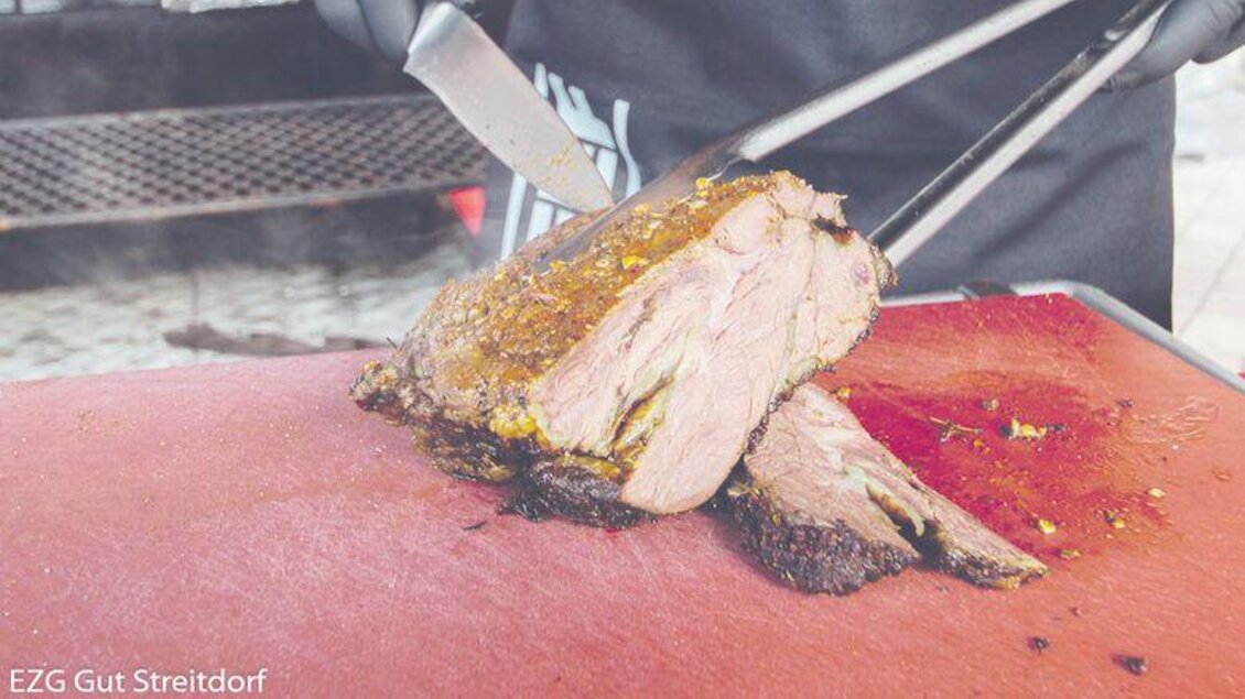 Ein frisch geschnittenes Stück Fleisch auf einem Schneidebrett. Die Oberfläche ist würzig braun und saftig.