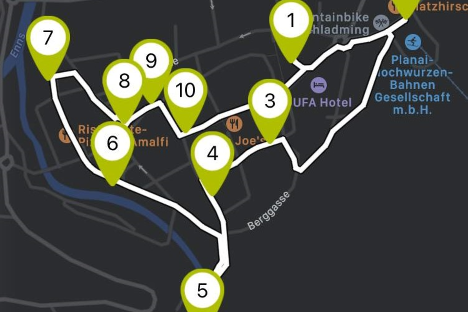 Eine Karte mit markierten Punkten, die verschiedene Standorte zeigt. Die Routen sind durch weiße Linien verbunden. | © Kinder-Workshops