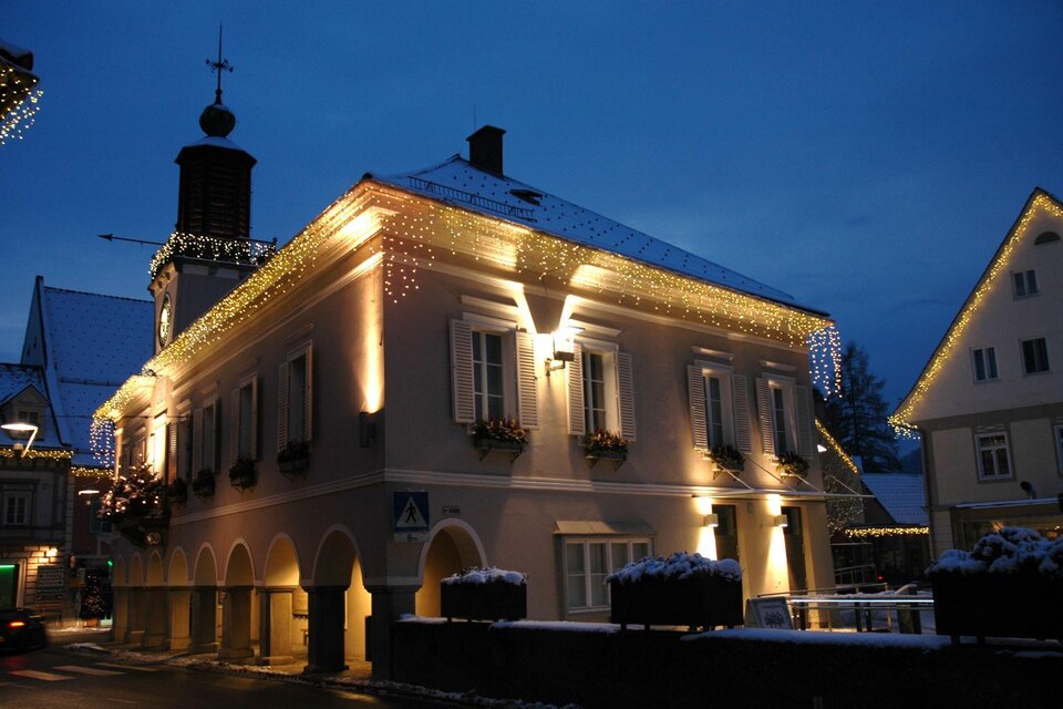Ein wunderschönes Gebäude, das festlich beleuchtet ist. Der Abendhimmel ist dunkelblau, und die Lichter sorgen für eine gemütliche Atmosphäre. | © TV Südsteiermark - Riffel Helmuth
