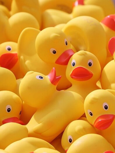 Ein Haufen gelber Gummienten mit roten Schnäbeln. Die Enten sind bunt und fröhlich angeordnet. | © Pixabay