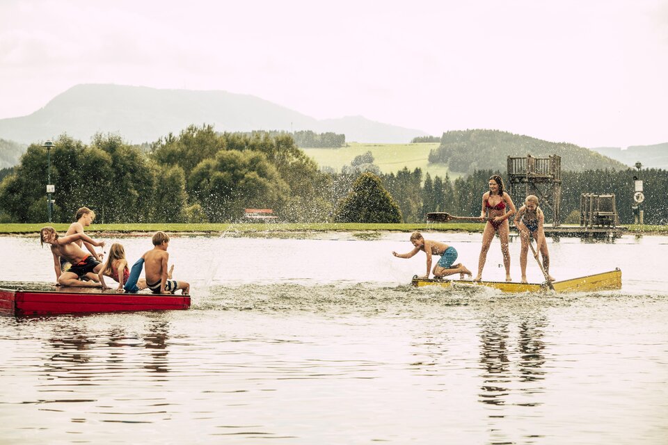 Kinder auf dem Floß im Freizeitsee Passail | © Tourismusverband Oststeiermark