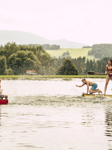 Children on the raft in the leisure lake Passail | © Tourismusverband Oststeiermark