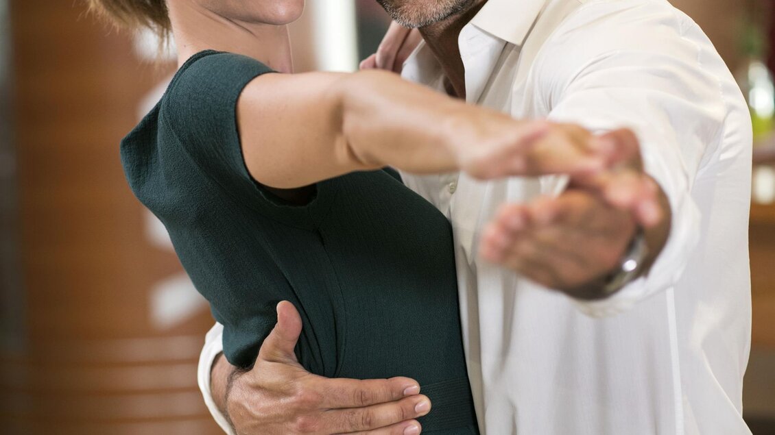 Ein Paar lächelt glücklich und umarmt sich in einem eleganten Raum. Sie wirken entspannt und freundlich. | © © Vitalhotel der Parktherme Bad Radkersburg