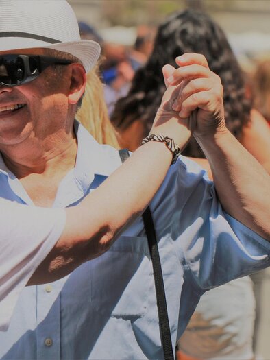 A cheerful couple dances on a busy street. People in the background are enjoying the festival and the music. | © pixabay.com