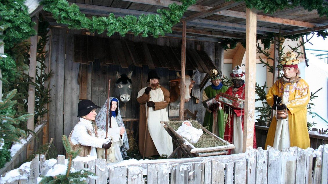 Eine Weihnachtskrippe mit Figuren, die die Heilige Nacht darstellen. Im Vordergrund steht ein neugeborenes Kind in einer Krippe, umgeben von Hirten und Königen. | © TVB Ausseerland Salzkammergut_Raunigg