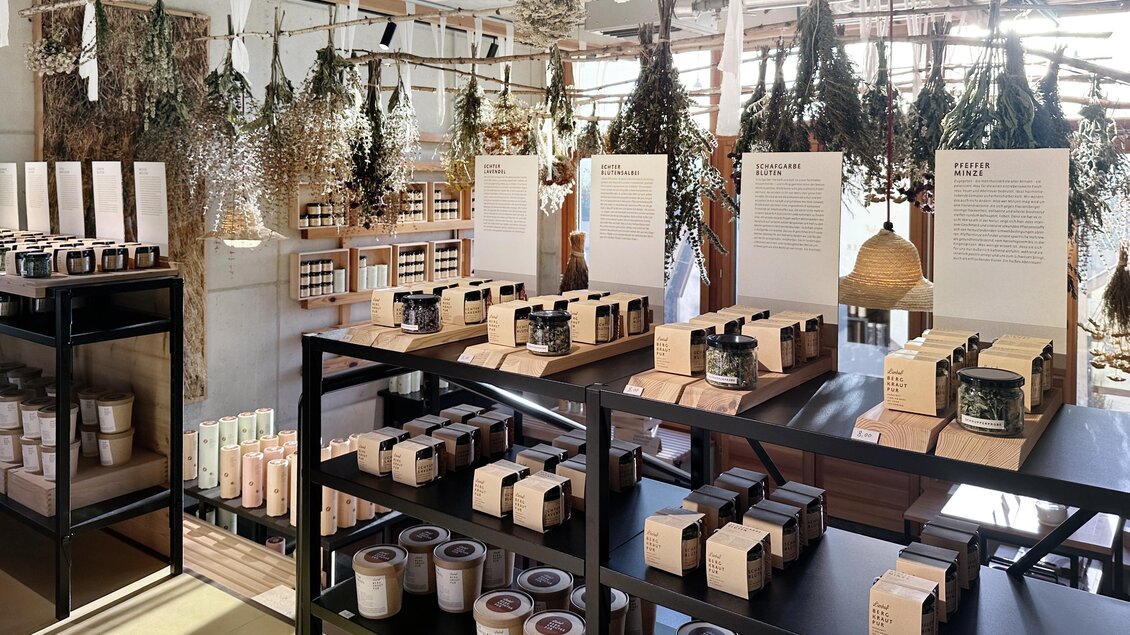 Produktsortiment im Hofladen Lienhof mit Kräuterbündel von der Decke hängend in Seiersberg-Pirka.  | © Lienhof