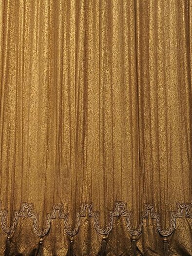 zu sehen ist ein gleber Theatervorhang. | © Pixabay