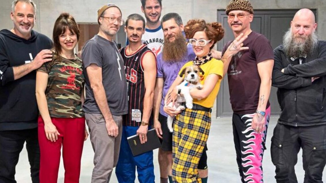Ensemble des Gold-&-Pech-Theaters mit Hund bei Probe in Eggersdorf bei Graz. | © DerStandard