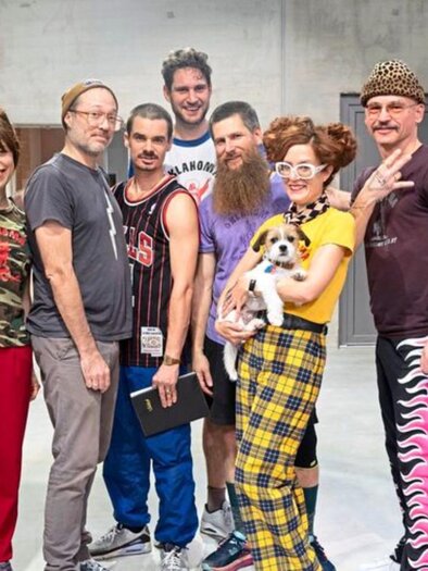 Set of the Gold & Pitch Theater with dog during rehearsal in Eggersdorf near Graz. | © DerStandard