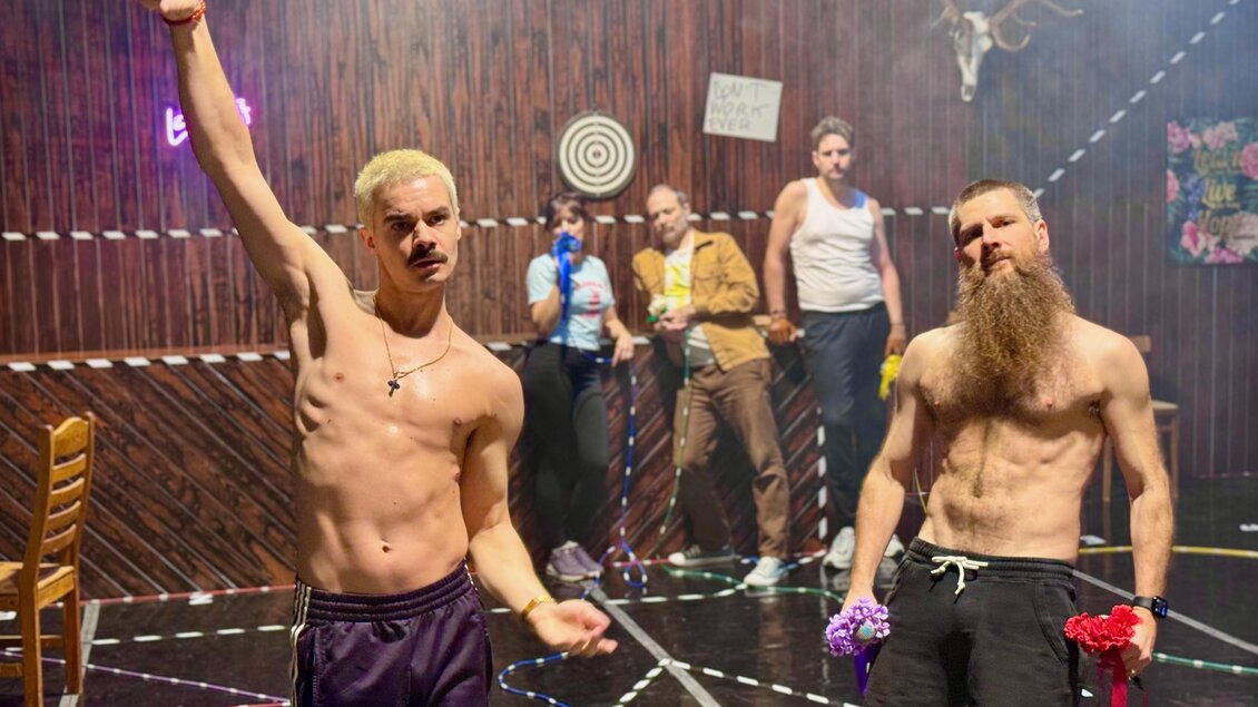 Szene aus dem Stück „Pizza oder eine Tür...“ im Gold- & Pech-Theater in Eggersdorf bei Graz.  | © Nature Theater of Oklahoma