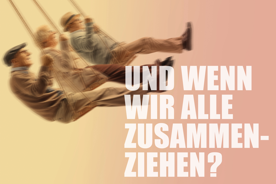 Drei ältere Männer schwingen zusammen auf einer Schaukel. Der Hintergrund ist sanft in Pastellfarben gehalten, und der Text fragt, was passiert, wenn alle zusammenarbeiten. | ©  a.gon Theater