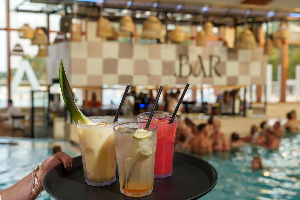 Cocktails im Thermalwasser genießen | © Thermenresort Loipersdorf