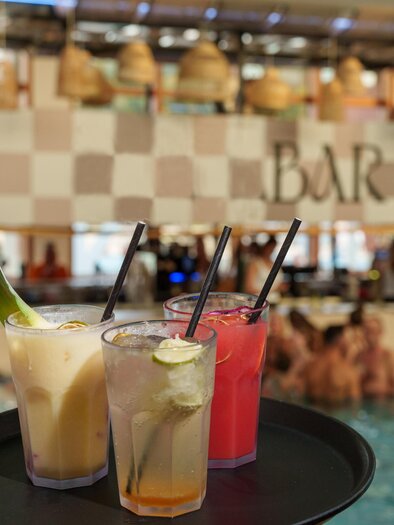 Cocktails im Thermalwasser genießen | © Thermenresort Loipersdorf