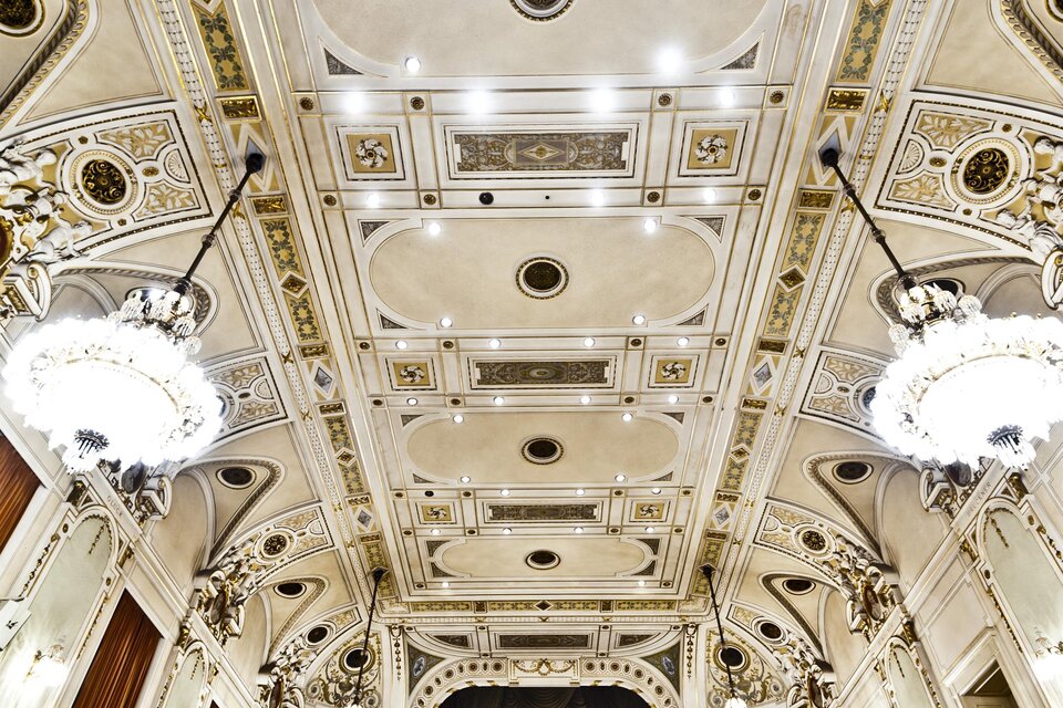 Ein prachtvoller Saal mit kunstvollen Deckenverzierungen und eleganten Kronleuchtern. Die Architektur vermittelt ein Gefühl von Eleganz und Größe. | © (c) MCG - Werner Krug