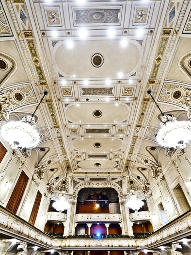 Ein prachtvoller Saal mit kunstvollen Deckenverzierungen und eleganten Kronleuchtern. Die Architektur vermittelt ein Gefühl von Eleganz und Größe. | © (c) MCG - Werner Krug