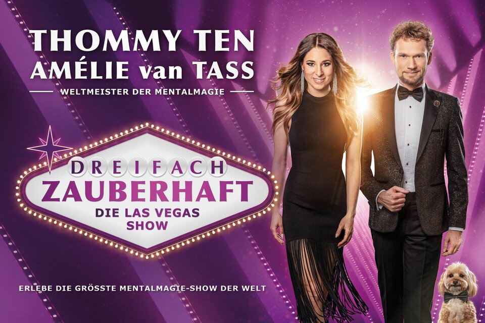 Thommy Ten und Amélie van Tass stehen auf einer Bühne vor einem bunten Hintergrund. Sie sind Teil der Mentalmagie-Show „DREIFACH ZAUBERHAFT“. | © -matthias-koestler-und-blackneonentertainmen