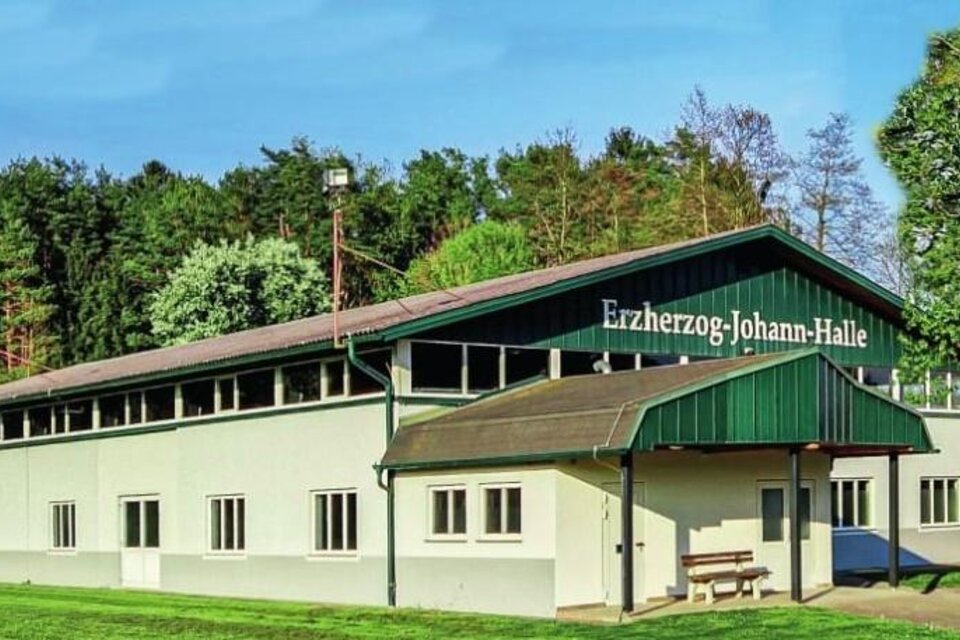 Ein modernes Gebäude mit einem grünen Dach und großen Fenstern. Der Name "Erzherzog-Johann-Halle" ist prominent angebracht. | © Oststeiermark Tourismus