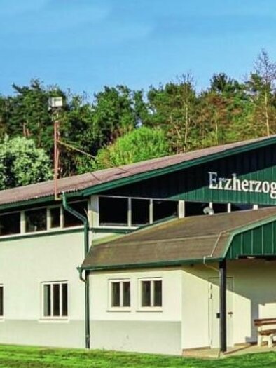 Ein modernes Gebäude mit einem grünen Dach und großen Fenstern. Der Name "Erzherzog-Johann-Halle" ist prominent angebracht. | © Oststeiermark Tourismus
