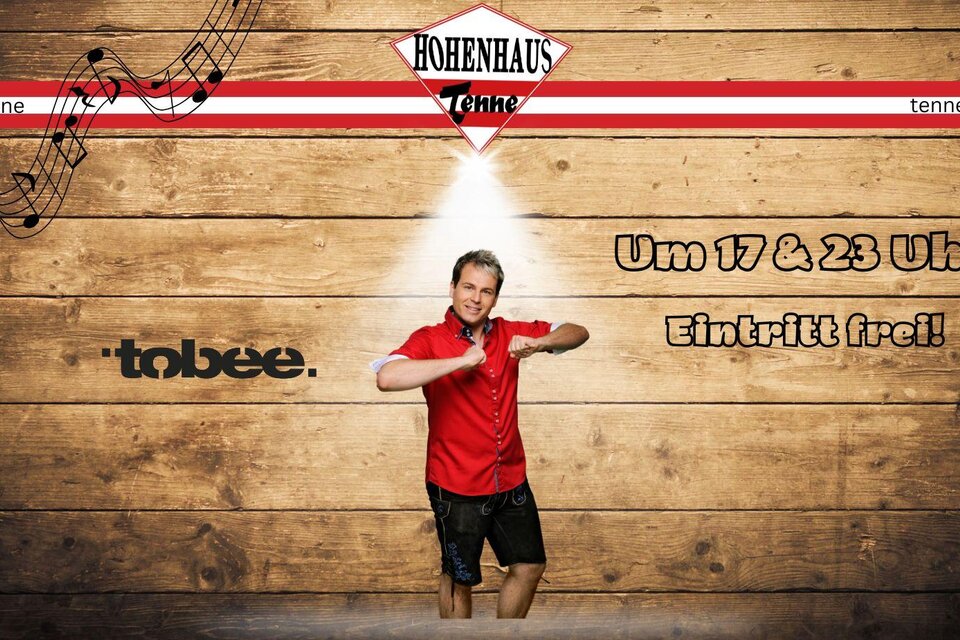 Ein fröhlicher Mann in rotem Hemd steht vor einer Holzlattenwand. Auf dem Bild wird auf eine Veranstaltung um 17 und 23 Uhr mit freiem Eintritt hingewiesen. | © Hohenhaus Tenne