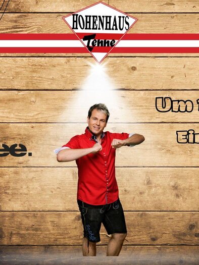 Ein fröhlicher Mann in rotem Hemd steht vor einer Holzlattenwand. Auf dem Bild wird auf eine Veranstaltung um 17 und 23 Uhr mit freiem Eintritt hingewiesen. | © Hohenhaus Tenne