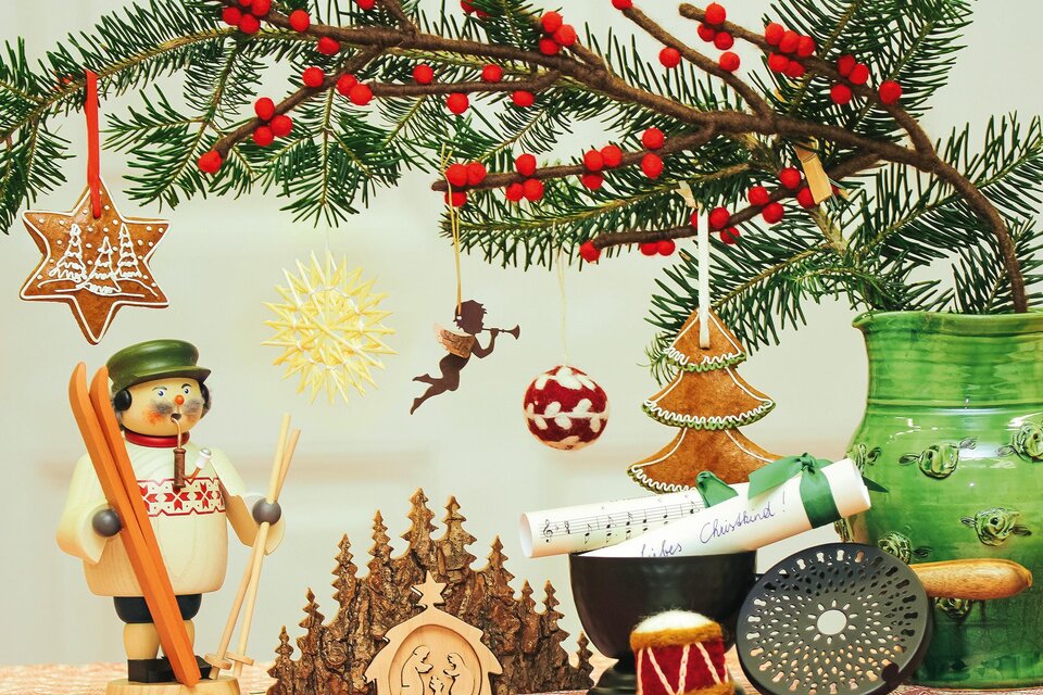 Ein festlich geschmückter Weihnachtsbaum mit buntem Schmuck und zweigen. Verschiedene Weihnachtsfiguren und Dekorationen ergänzen die festliche Atmosphäre. | © vkstmk