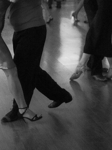 Dancing couples on a dance floor, interacting with each other in a vibrant atmosphere. The movement and elegance of the dancers are the focus. | ©  @Christian Harb