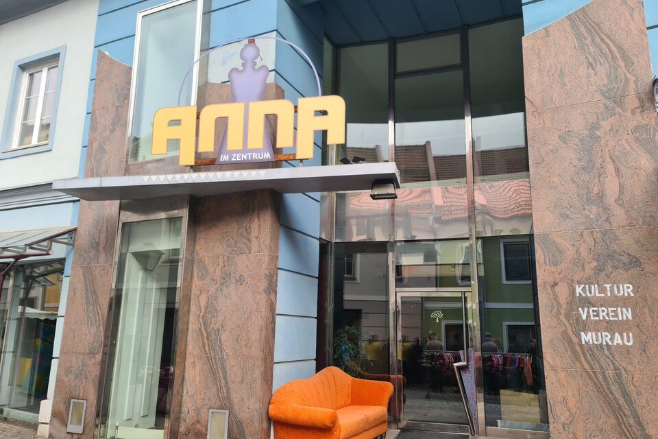 Ein modernes Gebäude mit der Aufschrift „ANNA“ und einer einladenden Orangen Couch vor dem Eingang. Neben dem Eingang steht „KULTUR VEREIN MURAU“ an der Wand. | © Tv Murau
