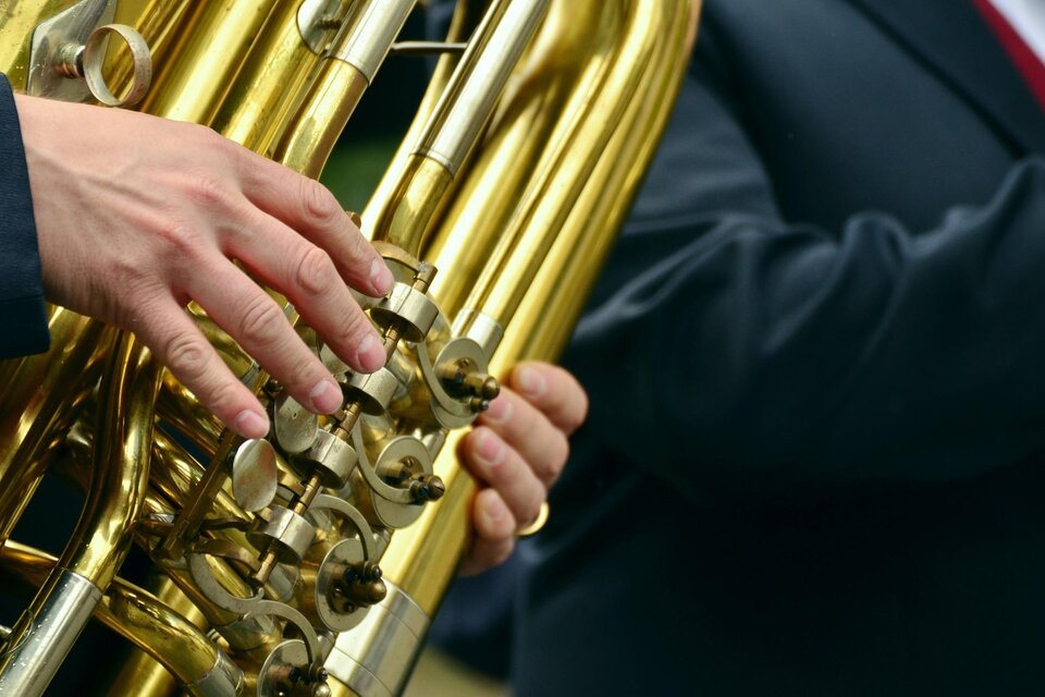 Ein Musiker spielt auf einer glänzenden Tuba. Die Hände des Musikers sind deutlich sichtbar. | © pikist.com