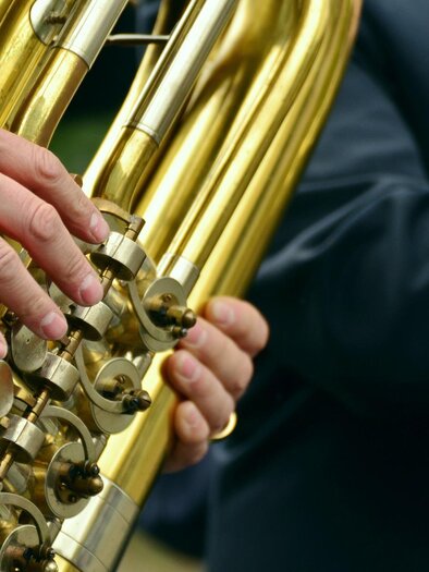 A musician plays on a shiny tuba. The musician's hands are clearly visible. | © pikist.com