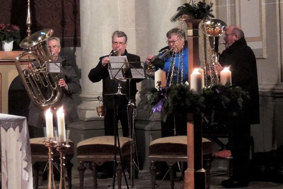 Eine kleine Gruppe von Musikern spielt in einer Kirche. Im Vordergrund stehen Kerzen und Stühle. | © Werner Pregetter