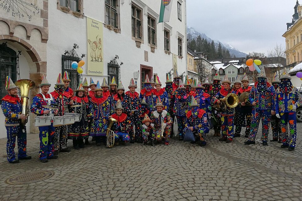 Eine Gruppe von Musikern in bunten Kostümen steht auf einem Platz. Sie feiern mit Trompeten, Drums und einer festlichen Atmosphäre. | © Daniel Simbürger