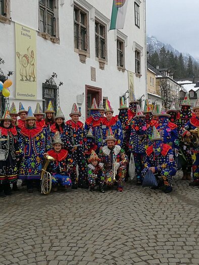 Eine Gruppe von Musikern in bunten Kostümen steht auf einem Platz. Sie feiern mit Trompeten, Drums und einer festlichen Atmosphäre. | © Daniel Simbürger