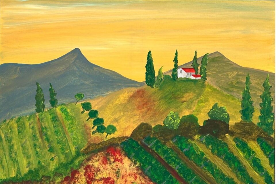 Eine malerische Landschaft mit sanften Hügeln und Weinbergen. Ein kleines rotes Haus steht auf einem der Hügel, umgeben von Zypressen. | © Sausaler Gustothek | Hans-Peter Weber