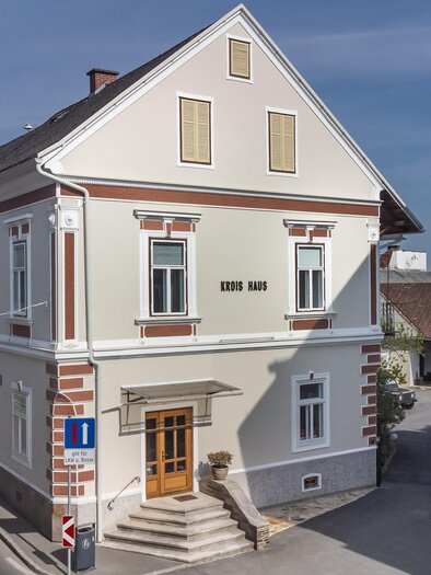 An elegant house with an inviting facade. The entrance door is tastefully designed and the building is located on a quiet street. | © Petra Krois-Ninaus