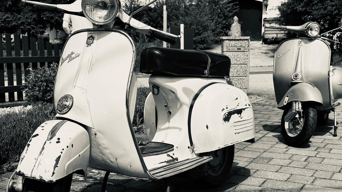 Zwei klassische Motorroller stehen auf einem gepflasterten Weg. Die Roller sind in einem vintage Stil und zeigen einige Gebrauchsspuren. | © @Andi´sBlechgarage