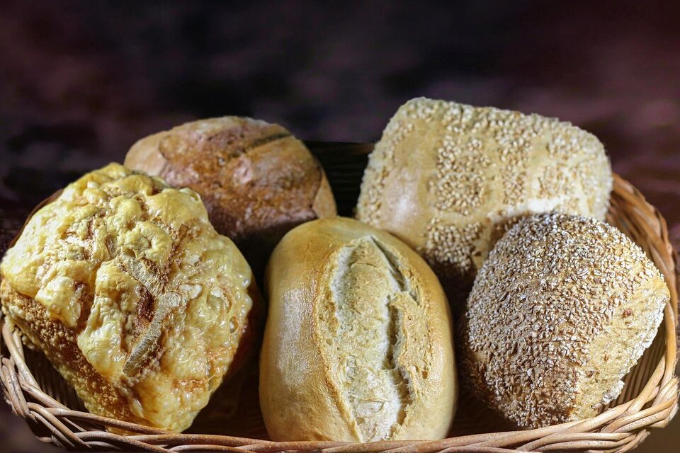 In einem Korb liegen sechs verschiedenartige Brötchen. Sie unterscheiden sich in Form, Farbe und Oberfläche – einige sind hell, andere dunkler, manche mit Sesam oder Körnern bestreut, eines hat eine knusprige Käsekruste. | © Pixabay