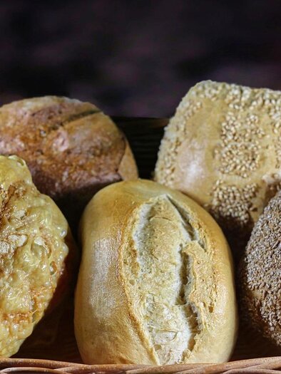 In a basket, there are six different types of rolls. They differ in shape, color, and surface – some are light, others darker, some sprinkled with sesame or seeds, one has a crispy cheese crust. | © Pixabay