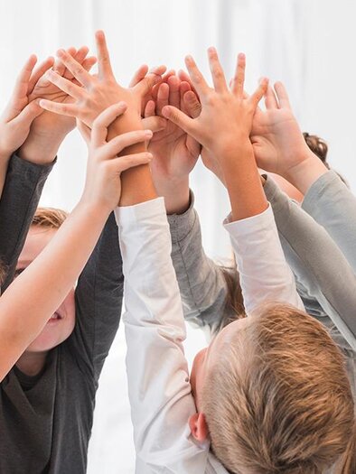 Children With Their Hands Up C Freepik | © Bild: freepik