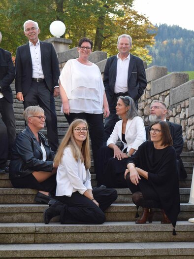 A hand plays a guitar. The fingers move over the strings in a calm moment. | © Mittendrin